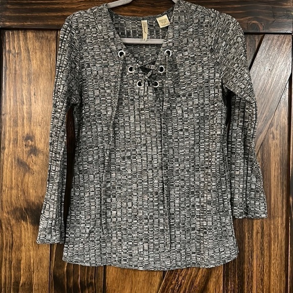 Chenault Women’s Medium sweater - Picture 3 of 11